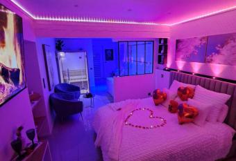 Nuit Romantique Jacuzzi & Sauna privatifs allows 18 year olds to book a room