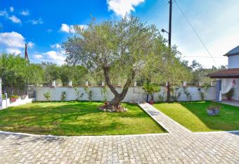 Ninas Cottage has Balcony rooms