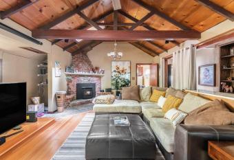 Tranquil creek mountain house has Balcony rooms