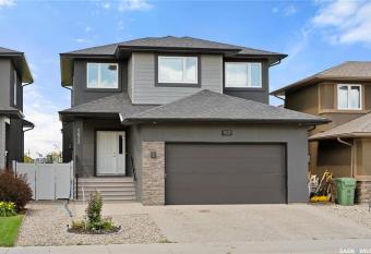 Beautiful 4 bedrooms House has Balcony rooms