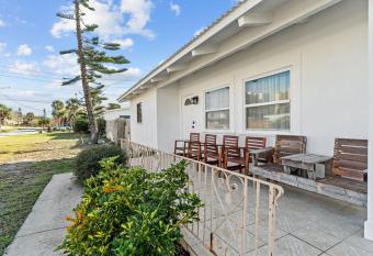 Beachside Bungalow, Daytona Beach Shores has Balcony rooms