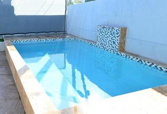 NEW Remodeled pool house 2 minutes from beach has Balcony rooms