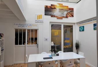 Superbe appartement avec espace de travail allows 18 year olds to book a room