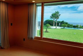 Vila Omuamua has rooms with a private hot tub