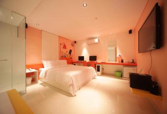 Hotel Pop Jongno has rooms with a private hot tub