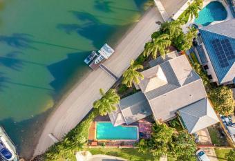 Secluded Private Beach.5-BR, 10min walk to Surfers has Balcony rooms