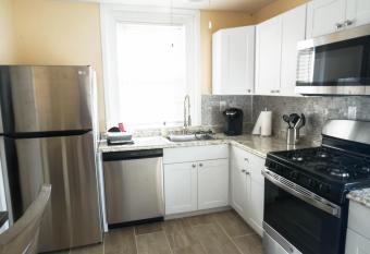 Lincoln Manor - Newly Renovated, 1mile from PHL Airport and Sports Stadiums has Balcony rooms