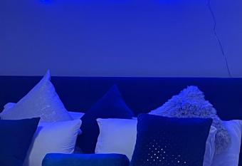 Classy, Cozy, Close to downtown has Balcony rooms