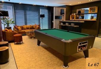 Au 63, Loft luxueux avec salle d  tente, bureau & jacuzzi allows 18 year olds to book a room