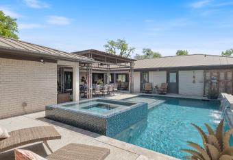 Stylish 3BR House with Swimming Pool and Walking to HSB Resort allows 18 year olds to book a room