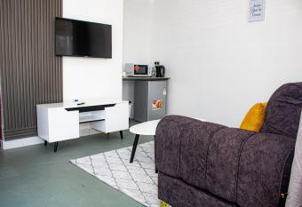 Lakewalk Cabin has Balcony rooms