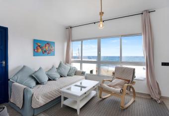 Oceanfront cozzy house has Balcony rooms