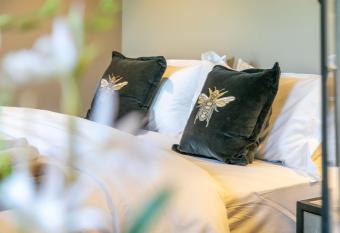 Luxurious 2 bedroom Holiday cottage has Balcony rooms