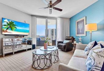 Pink Sunsets at the Palms of Destin Across from Beach, Heated Pool Shuttle & Dining has rooms with a private hot tub