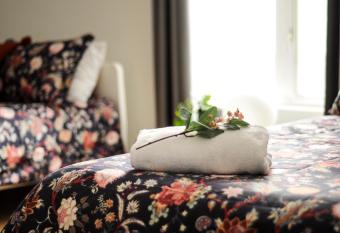 Le 1808 - Spacieux avec Balcon - Nord de Qu  bec has Balcony rooms