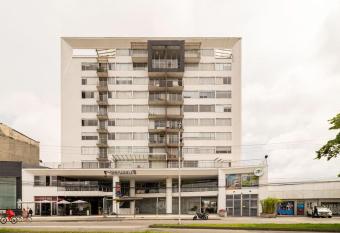 Apartamento con parqueadero y gimnasio incluidos. has Balcony rooms