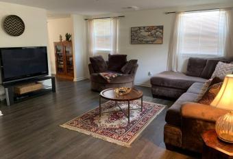 Minutes to the beach! 4-bedroom home, free parking allows 18 year olds to book a room