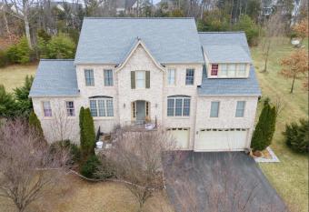 Lovely one bedroom Apartment Dulles Airport-Ashburn allows 18 year olds to book a room