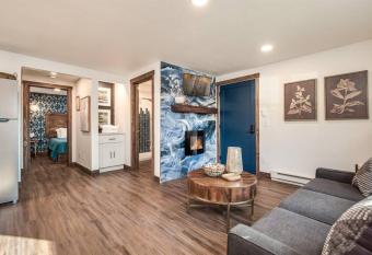 2 BR King Beds Luxury Condo has Balcony rooms