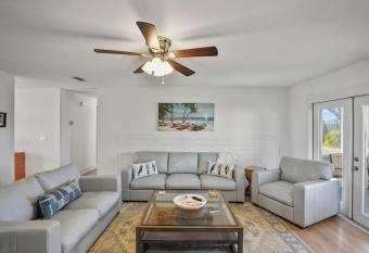 Southern Mermaid Cottage- Pet Friendly Fenced has Balcony rooms