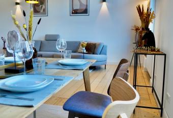 Luxuri  ses Altbau im Szenenviertel allows 18 year olds to book a room