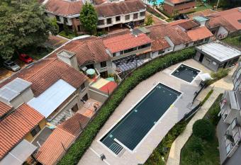 ENCANTADOR APARTAMENTO CON VISTA A LAS MONTA  AS CON PISCINA y PARQUEADERO SECTOR DE CALMABEO MUY CERCA al CENTRO has Balcony rooms