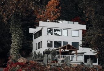 Royal Harrison Retreat has rooms with a private hot tub