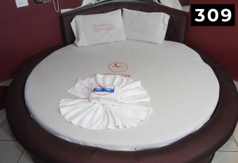 Hotel l Motel 1001 Noites - Ceil  ndia allows 18 year olds to book a room