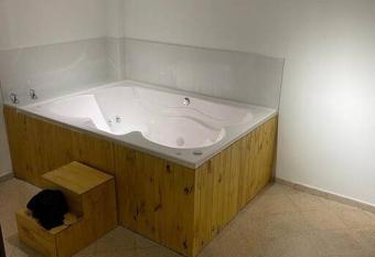 Cozy house en envigado con Jacuzzi has rooms with a private hot tub