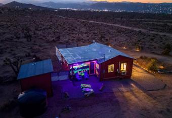 Jasper Glow House    4 Acre    Games HotTub EV charger has rooms with a private hot tub