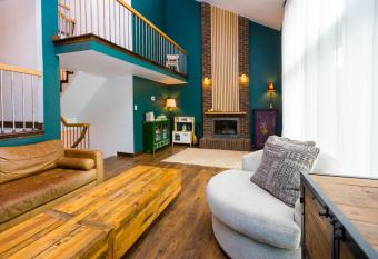 Cosy 3oBedroom Home in Quiet CulodeoSac. allows 18 year olds to book a room