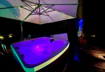 Resort Style Home living two bedroom and two bathroom private Apartment has Balcony rooms