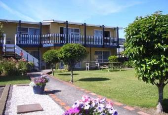 Parkside Motel and Apartments allows 18 year olds to book a room