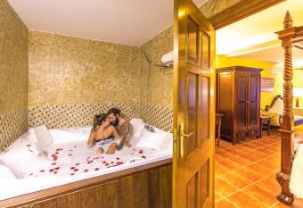Hotel & Spa Etxegana has rooms with a private hot tub