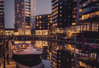 PRIMEDOORSTEP Deluxe City Apt, Beautiful River View&Free Parking allows 18 year olds to book a room