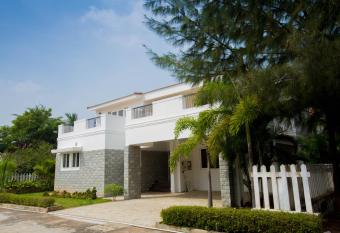 LUSH GARDEN RESORT has Smoking/Balcony rooms