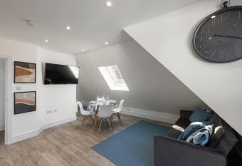 Flat 5 - Star London Vivian Lane 2-Bed Residence allows 18 year olds to book a room