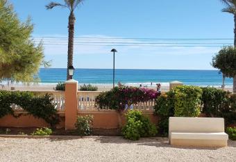 Relax en primera linea A allows 18 year olds to book a room