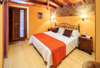 Hotel Ripoll has Balcony rooms