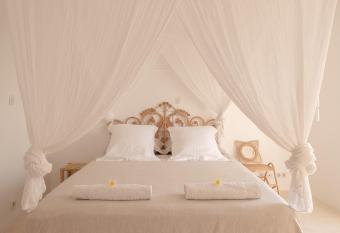 La Kazaka Terre Sainte has Balcony rooms