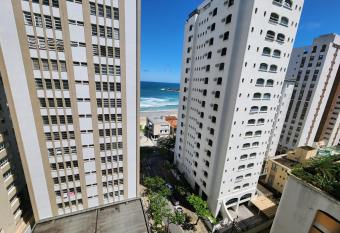 Apartamento 3 quartos vista ao mar Pitangueiras , sacada , 1 vaga de garagem , servi  o de praia , apenas 50 metros do mar has Smoking/Balcony rooms