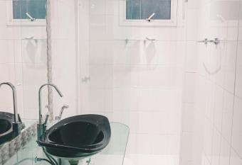 Apartamento charmoso e moderno has rooms with a private hot tub