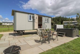 Shepherds View has rooms with a private hot tub