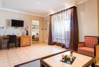 VP Jard  n Metropolitano has rooms with a private hot tub