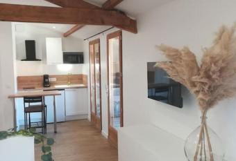 * Studio Cosy - Vue Cath  drale * Wifi * allows 18 year olds to book a room