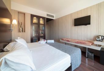 Hotel Salymar allows 18 year olds to book a room