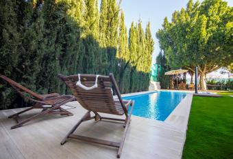 RentalSevilla Brisa del Aljarafe con piscina climatizada allows 18 year olds to book a room