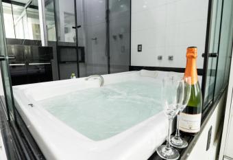 Pineapples PI804 - Maravilha em Copacabana has rooms with a private hot tub