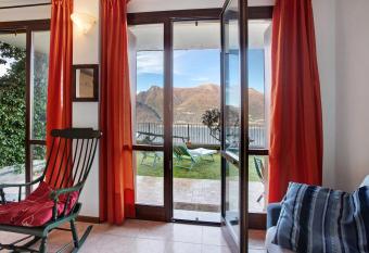 Ampia vista sul lago di Como has Balcony rooms