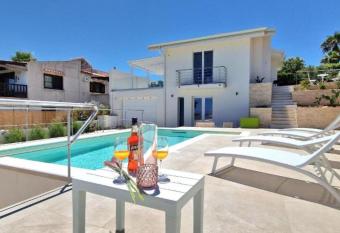 Villa Taliala has Balcony rooms